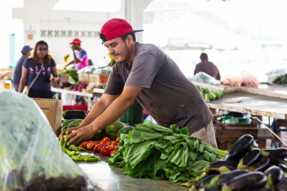 Migrante. El migrante venezolano Luis Paladino trabajando en un mercado en la ciudad de Debe (Trinidad).