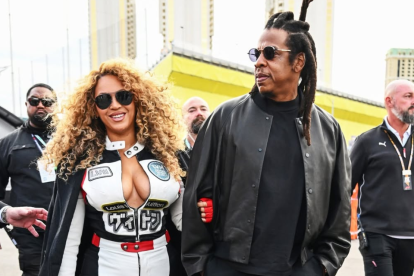 Beyoncé, acompañada por Jay-Z, entró pisando fuerte en el Grand Prix de Las Vegas. Y desató comentarios por sus trajes...