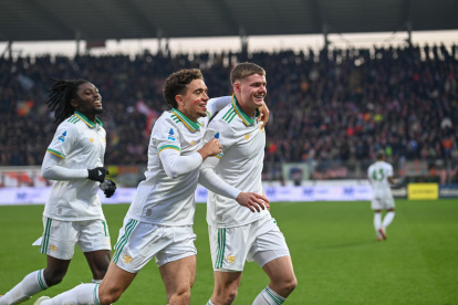 Evan Ferguson celebrando el segundo gol de la Roma en la victoria 1-3 ante el Cremonese de Jeremy Sarmiento.