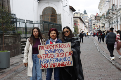 Amanda Villavicencio, hija de Fernando Villavicencio, entregó este 24 de noviembre de 2025 una carta al presidente Daniel Noboa.