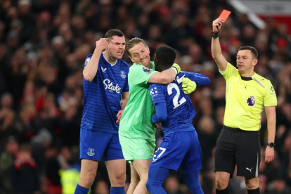 El 27 del Everton, Gana Gueye, fue expulsado luego de agredir a su compañero de equipo, Michael Keane.