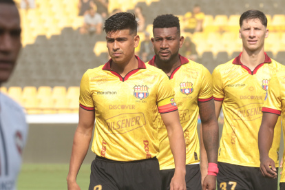 Arreaga, Vallecilla y Campi de Barcelona luego del empate 2-2 ante Liga de Quito.