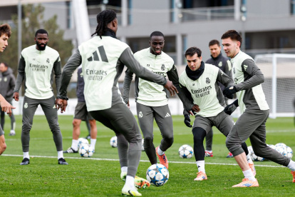 El cuadro merengue cumple una sesión de entrenamientos en Valdebebas.