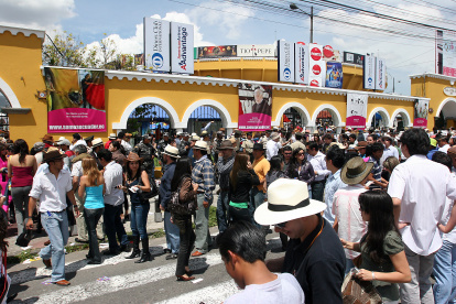 Antes de la prohibición, la Plaza de Toros era el corazón de las Fiestas de Quito, con largas filas de aficionados esperando cada tarde taurina.
