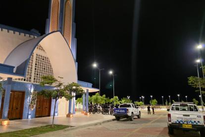 Policía respondió al ataque armado desde tres lanches en Puerto Bolívar. El objetivo era un grupo de 30 personas que pasea y libaba en el malecón.