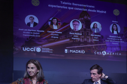El alcalde de Madrid, José Luis Martínez ALmeida (d) junto a la escritora uruguaya, Carmen Posadas, durante elconversatorio "Talento Iberoamericano: experiencias que conectan desde Madrid" organizado por la Unión de Ciudades Capitales Iberoamericanas, con motivo del 43º aniversario de UCCI, este lunes en la Casa América de Madrid.