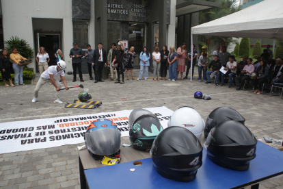 "El Combazo" se denominó la actividad que realizó la Fundación Movidana, para mostrar la vulnerabilidad de los cascos de motociclistas, que no están homologados.