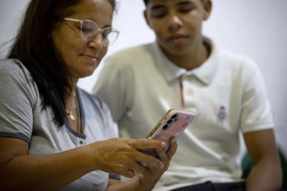 Una persona que maneja un seguro que es virtual.