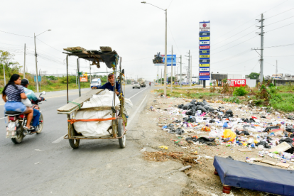 Hecho. Hay varios microbasurales en medio de vías transitadas.