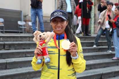 La tricolor Silvia Ortiz con la medalla de oro que ganó en los Juegos Bolivarianos Ayacucho-Lima 2025.