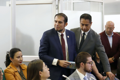 El ministro de Trabajo, Harold Burbano (primero de pie de izquierda).