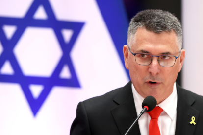 El canciller israelí Gideon Saar ofrece una declaración este lunes en la sede de la Cancillería paraguaya, en Asunción.