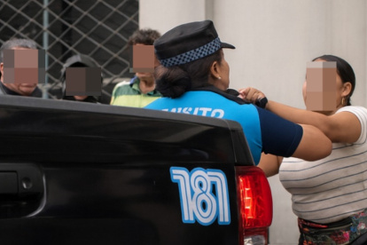 El forcejeo entre los agentes metropolitanos y la vendedora se registró en el norte de Guayaquil, este lunes 24 de noviembre