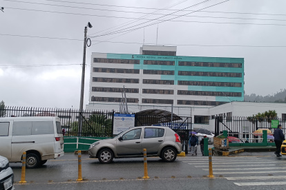 un paciente con un cuadro de gastroenteritis fue operado del tórax por error en el Hospital José Carrasco Arteaga del IESS.