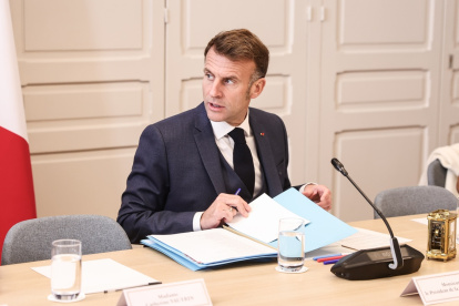 El presidente francés, Emmanuel Macron, participa en una reunión por videoconferencia de la Coalición de Voluntarios en el Palacio del Elíseo en París, Francia, el 25 de noviembre de 2025.