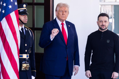 Donald Trump, presidente de Estados Unidos, posa con Volodymyr Zelensky, presidente de Ucrania, en la Casa Blanca.