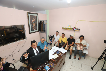 Un grupo de adultos mayores que buscan que el SRI no se atrase en la devolución del Impuesto de Valor Agregado (IVA).