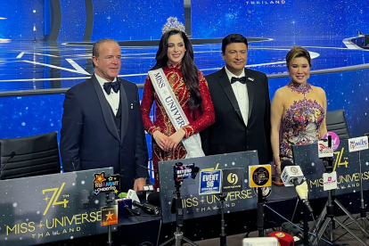 El presidente y copropietario de Miss Universo, Raúl Rocha (izquierda), anunció acciones legales contra los medios de comunicación que hayan difundido informaciones difamatorias respecto a la elección de Fátima Bosch.