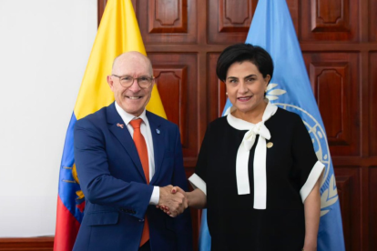 El delegado nuclear Robert Floyd y la canciller Gabriela Sommerfeld revisan el aporte de Ecuador a la vigilancia internacional