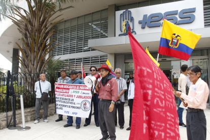 Un grupo de jubilados hacen un plantón al pie del IESS, en Guayaquil.