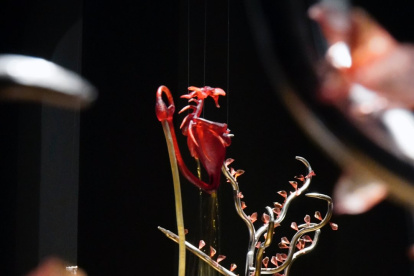 La exposición incorpora obras desarrolladas a partir de materiales no convencionales y de tecnologías comúnmente asociadas al diseño.