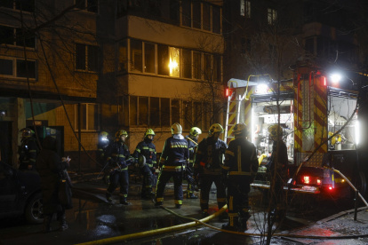 Rescatistas ucranianos trabajan en el lugar de un ataque ruso a un edificio residencial de nueve pisos en Kiev, Ucrania, el 25 de noviembre de 2025.