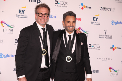 El productor estadounidense Ben Odell (izq.) y el actor mexicano Eugenio Derbez (der.) llegan a la alfombra roja para la 53.ª edición anual de los Premios Emmy Internacionales.