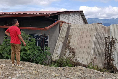 Residentes de El Plateado Bajo sobreviven en infraestructuras destruidas por las filtraciones de agua y el abandono municipal.