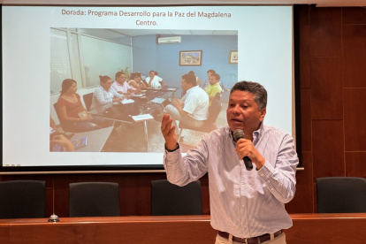 Es profesor en la Universidad de Caldas, en Colombia. Magíster en Gestión Ambiental para el Desarrollo Sostenible por la Universidad Javeriana. Doctor en Paz, Conflictos y Democracia por la Universidad de Granada.