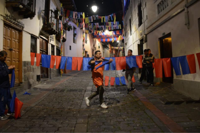 Daniel Suscal, del restaurante Añoranza en La Ronda, Centro de Quito, espera que los ciudadanos se animen a festejar en esta calle.