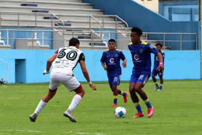 May Laury Quiñónez (d) en el partido ante Juventud Italiana, club que denunció su mala inscripción.