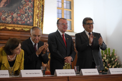 Enrique Ayala Mora recibe homenaje en el Convento Santo Domingo de Quito por su trayectoria académica y como historiador.