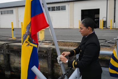 Colocación de la bandera ecuatoriana en la lancha guardacostas Isla Santa Rosa durante la ceremonia de entrega