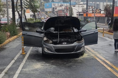 El auto incendiado quedó detenido sobre los carriles centrales de la av. Rodrigo de Chávez, en el sector Villaflora, sur de Quito.