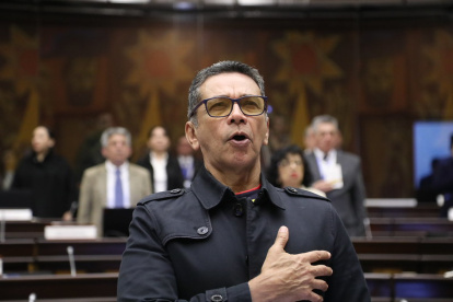 Es tradición de que al inicio de cada sesión parlamentaria, los legisladores entonen el Himno Nacional del Ecuador.