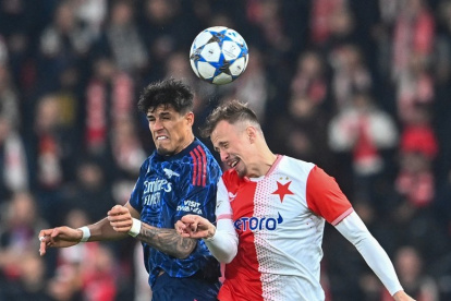 Piero Hincapié (i) se alista para liderar la defensa de los Gunners.