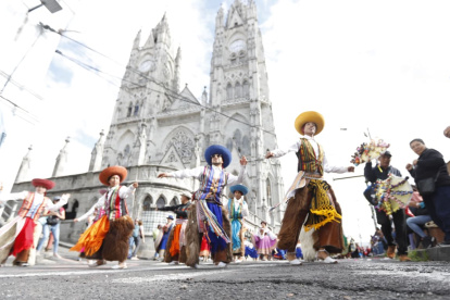 Diversas comparsas acompañaron a los mercados en el desfile de este 26 de noviembre.