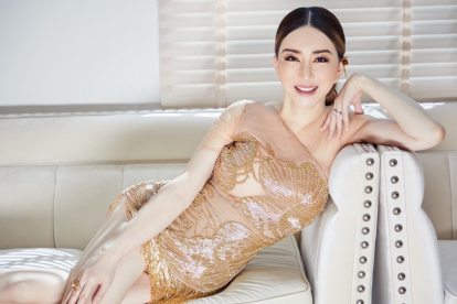 El tribunal municipal del sur de Bangkok emitió una orden de arresto contra la empresaria Anne Jakrajutatip, copropietaria de Miss Universo.