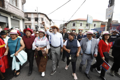 El alcalde, Pabel Muñoz, encabezó el desfile de los mercados por la fundación de Quito.