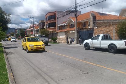 La aplicación Uber llega a Cuenca y genera debate sobre su uso, legalidad y competencia con el sector del racismo local.