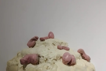 La muestra reúne piezas de siete creadores, entre ellos obras de la ecuatoriana Andrea Mejía Alarcón.