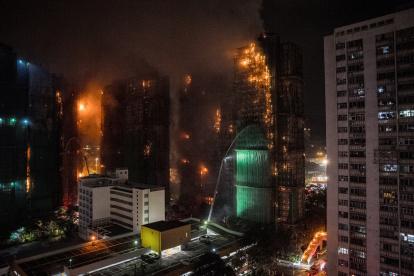 Varios bloques de Wang Fuk Court arden mientras los bomberos intentan contener el incendio