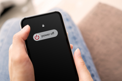 Apagar o reiniciar el celular por unos minutos al día ayuda a interrumpir procesos maliciosos como el spyware y a reducir riesgos de ciberataques, según expertos en ciberseguridad.