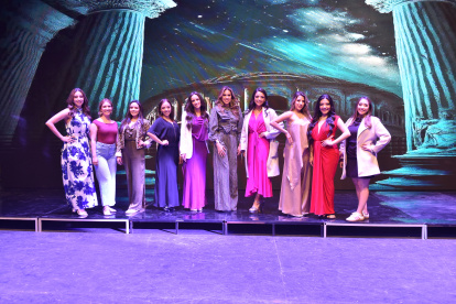 Las diez candidatas ensayan para la gala en el Teatro Bolívar de la capital. La elección será el jueves 27 de noviembre.