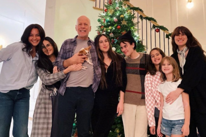 Bruce Willis junto a su familia. Demi Moore y Emma Feming están a su lado. Sus hijas lo acompañan.