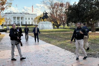 Integrantes del Servicio Secreto de los Estados Unidos custodian la entrada de la Casa Blanca este miércoles, en Washington.
