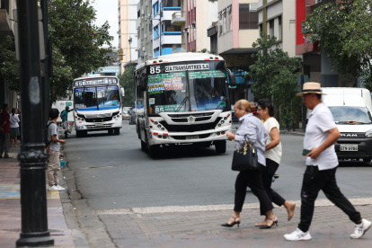 Desvíos de buses en el centro de Guayaquil por renovación vial en Rumichaca.