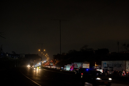 Hay luminarias en mal estado en la vía Perimetral.