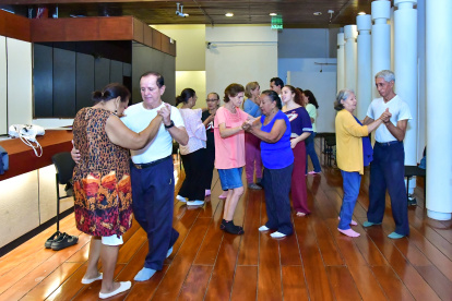 Un grupo de adultos mayores en una clase de tango en Guayaquil.