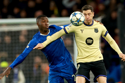 Caicedo asfixió con su marca a Robert Lewandowski, delantero del Barcelona.